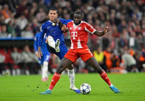 Zweikampf, Aktion Enzo Fernandez Chelsea FC The Blues (08) gegen Dayot Upamecano FC Bayern Muenchen FCB (02) FC Bayern Muenchen FCB vs Chelsea FC Spieltag 01 17.09.2025 DFL REGULATIONS PROHIBIT ANY USE OF PHOTOGRAPHS AS IMAGE SEQUENCES AND OR QUASI-VIDEO FC Bayern Muenchen FCB vs Cheelsea FC