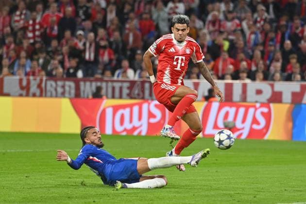 Luis DIAZ (Bayern Muenchen), Aktion,Zweikampf. Fussball Champions League,Saison 2025 26 ,1.Spieltag. FC Bayern Muenchen - FC Chelsea am 17.09.2025 A L L I A N Z A R E N A
