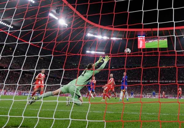17.09.2025, Fussball UEFA Championsleague 2025 2026: 1.Spieltag, FC Bayern München - FC Chelsea, in der Allianz-Arena München. Torwart Manuel Neuer (FC Bayern München) geschlagen am Boden. Cole Palmer (FC Chelsea) trifft zum 2:1