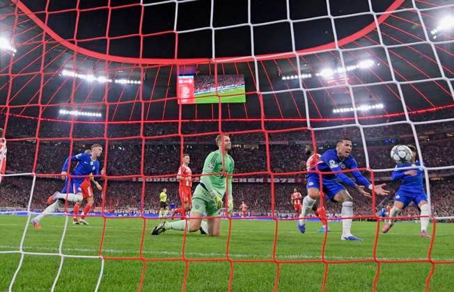 17.09.2025, Fussball UEFA Championsleague 2025 2026: 1.Spieltag, FC Bayern München - FC Chelsea, in der Allianz-Arena München. Torwart Manuel Neuer (FC Bayern München) geschlagen am Boden. Cole Palmer (FC Chelsea) jubelt