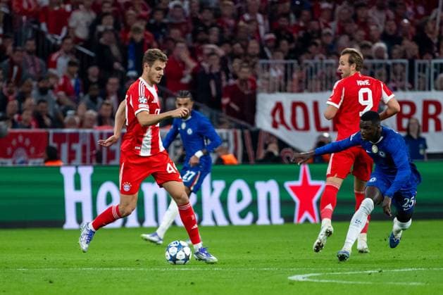 Josip Stanisic (FC Bayern Muenchen, 44) am Ball, daneben Moises Caicedo (FC Chelsea, 25), Harry Kane (FC Bayern Muenchen, 09), GER, FC Bayern Muenchen vs FC Chelsea FC, Fussball, UEFA Champions League, Ligaphase, 1. Spieltag, Saison 2025 2026, 17.09.2025 GER, FC Bayern Muenchen vs FC Chelsea FC, Fussball, UEFA Champions League, Ligaphase, 1. Spieltag, Spielzeit 2025 2026, 17.09.2025 Muenchen Copyright: xEibner-Pressefoto Memmlerx EP_MMR
