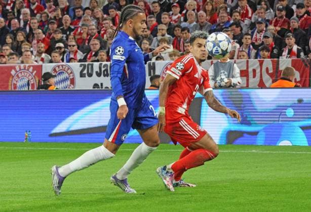 14 Luis Diaz (FCB) gegen 27 Malo Gusto (Chelsea FC) Zweikampf Fussball FC Bayern München - Chelsea FC UEFA Champions League 17.09.2025 Allianz Arena FOTO: Mladen Lackovic LakoPress