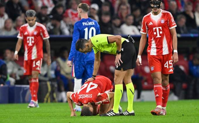 Josip Stanisic FC Bayern Muenchen FCB (44) muss verletzt Verletzung vom Platz Schiedsrichter Referee Jose Maria Sanchez Aleksandar Pavlovic FC Bayern Muenchen FCB (45) Luis Diaz FC Bayern Muenchen FCB (14) Cole Palmer Chelsea FC The Blues (10) FC Bayern Muenchen FCB vs Chelsea FC Spieltag 01 17.09.2025 DFL REGULATIONS PROHIBIT ANY USE OF PHOTOGRAPHS AS IMAGE SEQUENCES AND OR QUASI-VIDEO FC Bayern Muenchen FCB vs Cheelsea FC