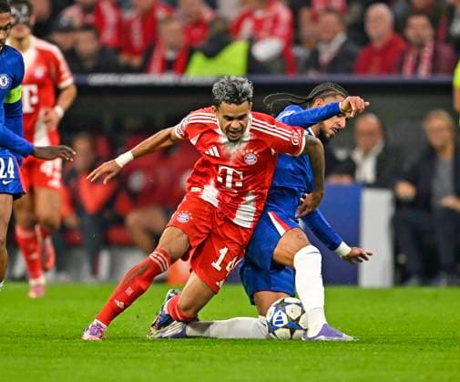 17.09.2025, Fussball UEFA Championsleague 2025 2026: 1.Spieltag, FC Bayern München - FC Chelsea, in der Allianz-Arena München. v.l. Luis Diaz (FC Bayern München) gegen Malo Gusto (FC Chelsea)