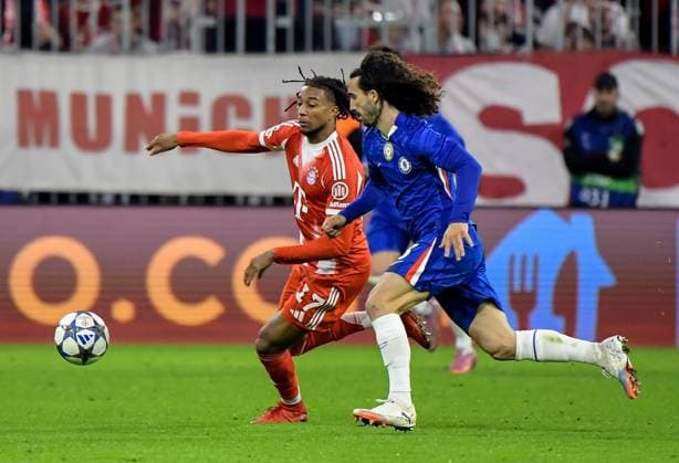 17.09.2025, xemx, Fussball UEFA Champions League, FC Bayern Muenchen - Chelsea London v.l. Michael Olise (FC Bayern Muenchen), Marc Cucurella (Chelsea London) Zweikampf, Aktion, action, battle for the ball (DFL DFB REGULATIONS PROHIBIT ANY USE OF PHOTOGRAPHS as IMAGE SEQUENCES and or QUASI-VIDEO) Muenchen