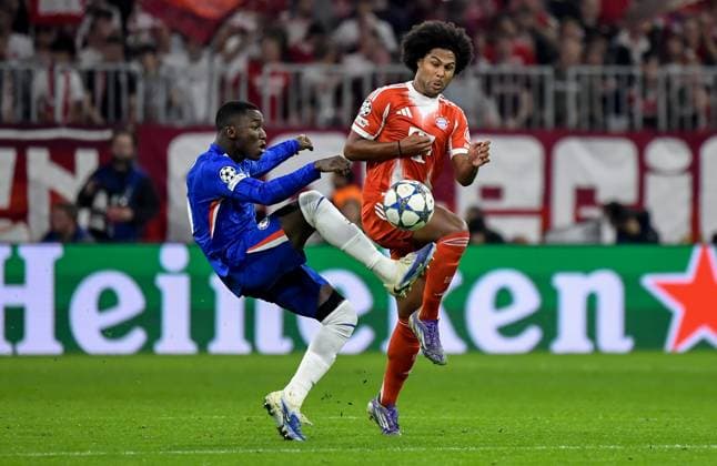17.09.2025, xemx, Fussball UEFA Champions League, FC Bayern Muenchen - Chelsea London v.l. Moises Caicedo (Chelsea London), Serge Gnabry (FC Bayern Muenchen) Zweikampf, Aktion, action, battle for the ball (DFL DFB REGULATIONS PROHIBIT ANY USE OF PHOTOGRAPHS as IMAGE SEQUENCES and or QUASI-VIDEO) Muenchen