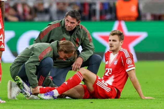 Josip Stanisic (FC Bayern Muenchen) sitzt verletzt auf dem Rasen und wird anschliessend ausgewechselt, UEFA Champions League 2025 26 League Phase MD1, FC Bayern München v Chelsea FC, Football Arena Munich am 17. September 2025 in München, Deutschland. (Foto von Marco Steinbrenner DeFodi Images) Josip Stanisic (FC Bayern Muenchen) sits injured on the pitch and is subsequently substituted, UEFA Champions League 2025 26 League Phase MD1, FC Bayern München v Chelsea FC, Football Arena Munich, September 17, 2025 in Munich, Germany. (Photo by Marco Steinbrenner DeFodi Images)