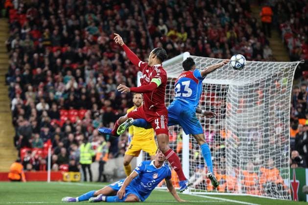 UEFA Champions League, League Stage Liverpool v Atletico Madrid Virgil van Dijk of Liverpool and Nico Gonzalez of Atletico Madrid battle for the ball during the UEFA Champions League, League Stage Liverpool vs Atletico Madrid at Anfield, Liverpool, United Kingdom, 17th September 2025 (Photo by Alfie Cosgrove News Images) Liverpool Anfield Merseyside United Kingdom Copyright: xAlfiexCosgrove NewsxImagesx