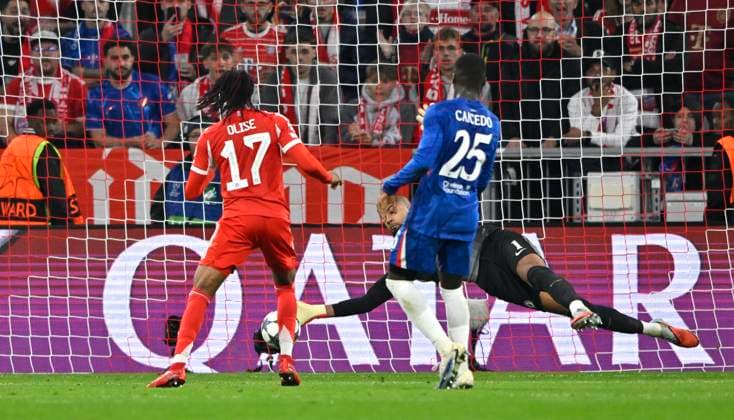 Torschuss Aktion Torchance Michael Olise FC Bayern Muenchen FCB (17) scheitert an Torwart Robert Sanchez Chelsea FC The Blues (01) Parade Glanzparade Moises Caicedo Chelsea FC The Blues (25) FC Bayern Muenchen FCB vs Chelsea FC Spieltag 01 17.09.2025 DFL REGULATIONS PROHIBIT ANY USE OF PHOTOGRAPHS AS IMAGE SEQUENCES AND OR QUASI-VIDEO FC Bayern Muenchen FCB vs Cheelsea FC