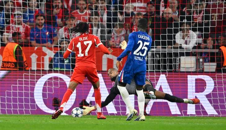 Torschuss Aktion Torchance Michael Olise FC Bayern Muenchen FCB (17) scheitert an Torwart Robert Sanchez Chelsea FC The Blues (01) Parade Glanzparade Moises Caicedo Chelsea FC The Blues (25) FC Bayern Muenchen FCB vs Chelsea FC Spieltag 01 17.09.2025 DFL REGULATIONS PROHIBIT ANY USE OF PHOTOGRAPHS AS IMAGE SEQUENCES AND OR QUASI-VIDEO FC Bayern Muenchen FCB vs Cheelsea FC