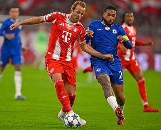 17.09.2025, Fussball UEFA Championsleague 2025 2026: 1.Spieltag, FC Bayern München - FC Chelsea, in der Allianz-Arena München. v.l. Harry Kane (FC Bayern München) gegen Reece James (FC Chelsea)