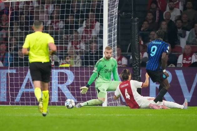 AMSTERDAM, 17-09-2025, Johan Cruijff ArenA ,season 2025 2026 , UEFA Champions League football , league phase, .Match between Ajax and Inter Milan , Picture shows Ajax goalkeeper Vitezslav Jaros, Ajax player Ko Itakura , Inter player Marcus Thuram Ajax - Inter  x31067203x Copyright: