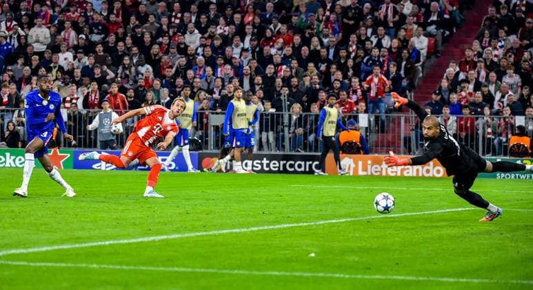 17.09.2025, xemx, Fussball UEFA Champions League, FC Bayern Muenchen - Chelsea London v.l. Harry Kane (FC Bayern Muenchen) Goal scored, erziehlt das Tor zum 3:1 Robert Sanchez (Chelsea London) kann nicht halten (DFL DFB REGULATIONS PROHIBIT ANY USE OF PHOTOGRAPHS as IMAGE SEQUENCES and or QUASI-VIDEO) Muenchen