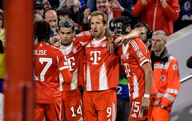 17.09.2025, xemx, Fussball UEFA Champions League, FC Bayern Muenchen - Chelsea London v.l. Harry Kane (FC Bayern Muenchen) Jubel, Torjubel, celebrate the goal, jubelt ueber das Tor zum 3:1 (DFL DFB REGULATIONS PROHIBIT ANY USE OF PHOTOGRAPHS as IMAGE SEQUENCES and or QUASI-VIDEO) Muenchen