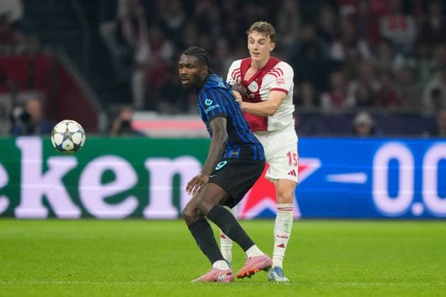 AMSTERDAM, 17-09-2025, Johan Cruijff ArenA ,season 2025 2026 , UEFA Champions League football , league phase, .Match between Ajax and Inter Milan , Picture shows Inter player Marcus Thuram, Ajax player Youri Baas Ajax - Inter  x31067328x Copyright: