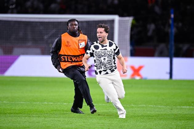 FOOTBALL : PSG vs Atalanta - Ligue des Champions - 17 09 2025 A pitch invader runs during the UEFA Champions League match between Paris Saint Germain and Atalanta BC at Parc Des Princes on September 17 , 2025 in Paris, France. ( Photo by Federico Pestellini PsnewZ ) - ParisFrance  Copyright: xFedericoxPestellinix