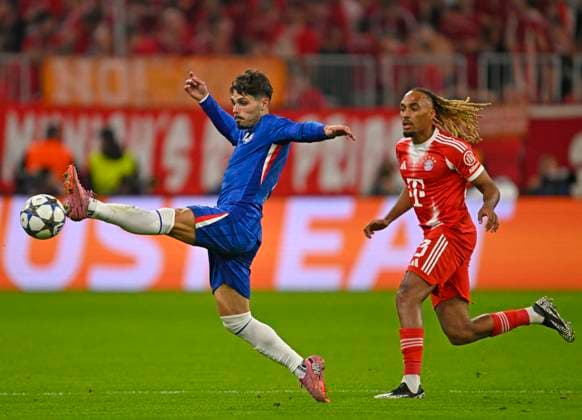 17.09.2025, Fussball UEFA Championsleague 2025 2026: 1.Spieltag, FC Bayern München - FC Chelsea, in der Allianz-Arena München. v.l. Pedro Neto (FC Chelsea) gegen Sacha Boey (FC Bayern München)