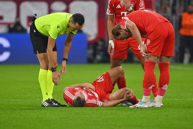 Josip STANISIC (Bayern Muenchen),Verletzung,verletzt Fussball Champions League,Saison 2025 26 ,1.Spieltag. FC Bayern Muenchen - FC Chelsea am 17.09.2025 A L L I A N Z A R E N A