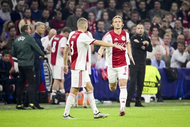 AMSTERDAM - Kasper Dolberg of Ajax comes on for Wout Weghorst of Ajax during the UEFA Champions League match between Ajax and Internazionale at the Johan Cruijff ArenA on September 17, 2025, in Amsterdam, Netherlands. ANP OLAF KRAAK UEFA Champions League 2025 26 xVIxANPxSportx xxANPxIVx 536655273 originalFilename: 536655273.jpg