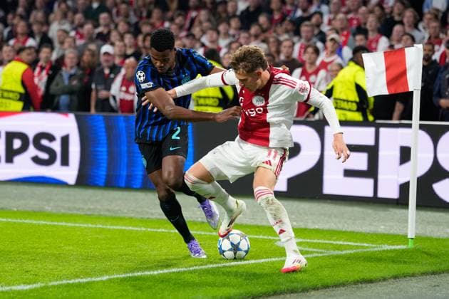 AMSTERDAM, 17-09-2025, Johan Cruijff ArenA ,season 2025 2026 , UEFA Champions League football , league phase, .Match between Ajax and Inter Milan , Picture shows Inter player Denzel Dumfries, Ajax player Mika Godts Ajax - Inter  x31067422x Copyright: