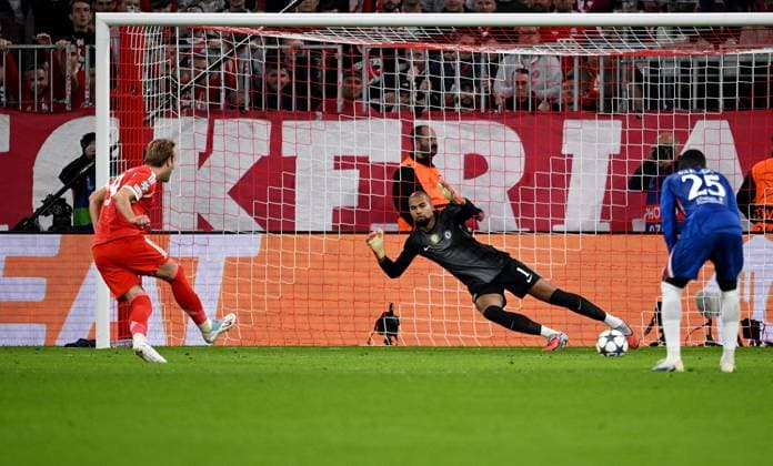 FUSSBALL CHAMPIONS LEAGUE SAISON 2025 2026 Vorrunde 1. Spieltag 17.09.2025 FC Bayern Muenchen - FC Chelsea London Jubel nach dem Elfmeter Tor zum 2 - 0 , Harry Kane (FC Bayern Muenchen) gegen Torwart Robert Sanchez (re, FC Chelsea)