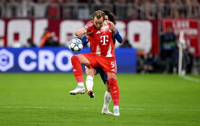 FUSSBALL CHAMPIONS LEAGUE SAISON 2025 2026 Vorrunde 1. Spieltag 17.09.2025 FC Bayern Muenchen - FC Chelsea London Harry Kane (li, FC Bayern Muenchen) gegen Marc Cucurella (re, FC Chelsea)
