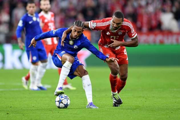 FUSSBALL CHAMPIONS LEAGUE SAISON 2025 2026 Vorrunde 1. Spieltag 17.09.2025 FC Bayern Muenchen - FC Chelsea London Joao Pedro (li, FC Chelsea) gegen Jonathan Tah (re, FC Bayern Muenchen)