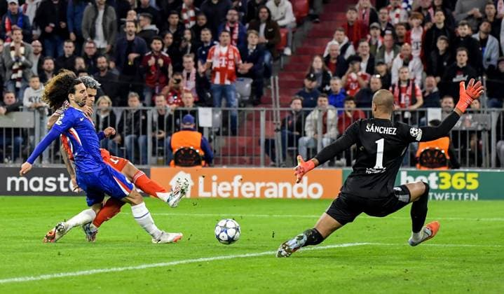17.09.2025, xemx, Fussball UEFA Champions League, FC Bayern Muenchen - Chelsea London v.l. Marc Cucurella (Chelsea London), Luis Diaz (FC Bayern Muenchen), Robert Sanchez (Chelsea London) Zweikampf, Aktion, action, battle for the ball (DFL DFB REGULATIONS PROHIBIT ANY USE OF PHOTOGRAPHS as IMAGE SEQUENCES and or QUASI-VIDEO) Muenchen