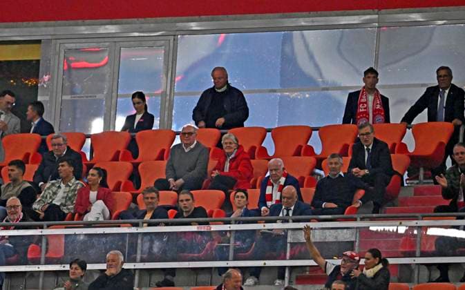 17.09.2025, Fussball UEFA Championsleague 2025 2026: 1.Spieltag, FC Bayern München - FC Chelsea, in der Allianz-Arena München. Kurz vor dem Schlusspfiff sitzt Ehren-Präsident Uli Hoeneß (FC Bayern München, Hoeness) mit seiner Frau Susi fast alleine auf der Ehrentribüne.
