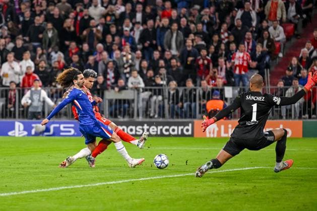 Marc Cucurella (Chelsea FC), Luis Diaz (Bayern München) und Torwart Robert Sanchez (Chelsea FC) battle for the ball during the UEFA Champions League 2025 26 League Phase MD1 match between FC Bayern München and Chelsea FC at Football Arena Munich on September 17, 2025 in Munich, Germany. (Photo by Harry Langer DeFodi Images)