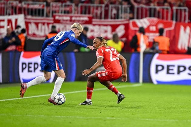 Alejandro Garnacho (Chelsea FC) und Sacha Boey (Bayern München) battle for the ball during the UEFA Champions League 2025 26 League Phase MD1 match between FC Bayern München and Chelsea FC at Football Arena Munich on September 17, 2025 in Munich, Germany. (Photo by Harry Langer DeFodi Images)