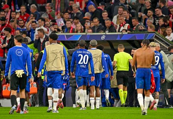 17.09.2025, Fussball UEFA Championsleague 2025 2026: 1.Spieltag, FC Bayern München - FC Chelsea, in der Allianz-Arena München. Die Chelsea Spieler lassen die Köpfe hängen.