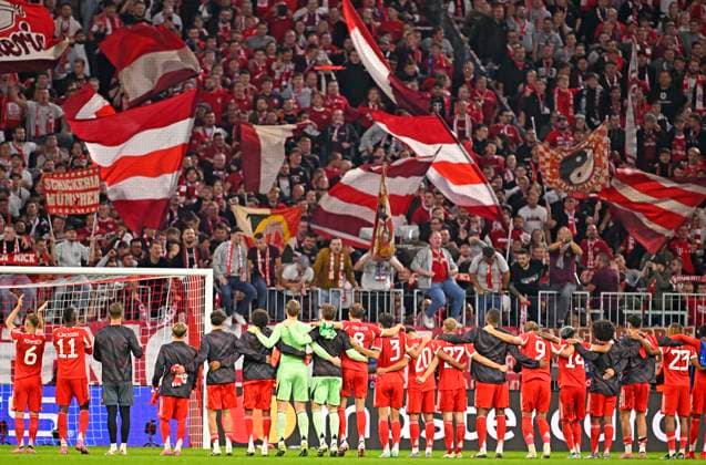 17.09.2025, Fussball UEFA Championsleague 2025 2026: 1.Spieltag, FC Bayern München - FC Chelsea, in der Allianz-Arena München. Die Bayern Spieler werden nach dem Spiel von der Südkurve gefeiert