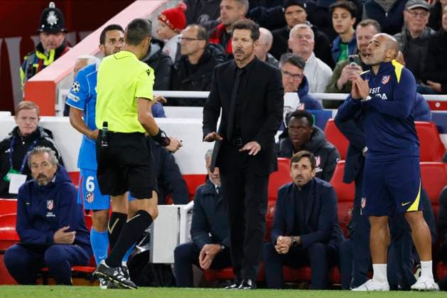 Liverpool FC v Atletico de Madrid - UEFA Champions League 2025 26 League Phase MD1 Referee Maurizio Mariani and Diego Simeone, head coach of Atletico Madrid on the side line during the UEFA Champions League 2025 26 League Phase MD1 match between Liverpool FC and Atletico de Madrid at Anfield on September 17, 2025 in Liverpool, England. Liverpool Anfield England United Kingdom Copyright: xRichardxSellers Sportsphoto APLx 14135158