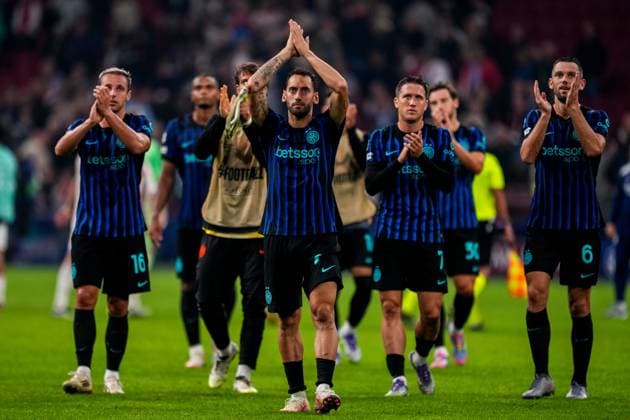 AMSTERDAM, NETHERLANDS - SEPTEMBER 17: Hakan Calhanoglu of FC Internazionale applauds the fans after the UEFA Champions League 2025 26 League Phase MD1 match between AFC Ajax and FC Internazionale Milano at Johan Cruijff Arena on September 17, 2025 in Amsterdam, Netherlands. (Photo by Rene Nijhuis) SPO  Copyright: xRenexNijhuis