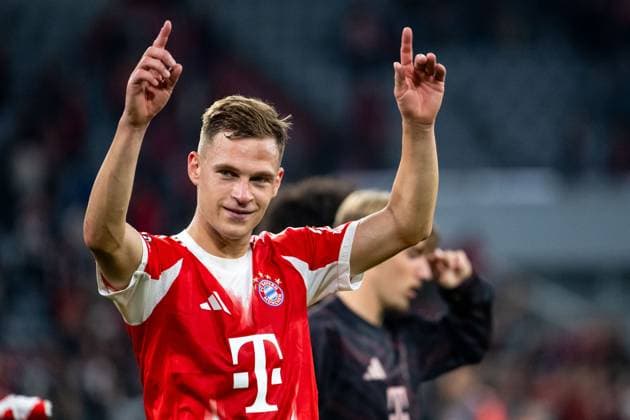 Joshua Kimmich (FC Bayern Muenchen, 06) jubelt ueber den Sieg und bedanken sich bei den Fans, GER, FC Bayern Muenchen vs FC Chelsea FC, Fussball, UEFA Champions League, Ligaphase, 1. Spieltag, Saison 2025 2026, 17.09.2025 GER, FC Bayern Muenchen vs FC Chelsea FC, Fussball, UEFA Champions League, Ligaphase, 1. Spieltag, Spielzeit 2025 2026, 17.09.2025 Muenchen Copyright: xEibner-Pressefoto Memmlerx EP_MMR