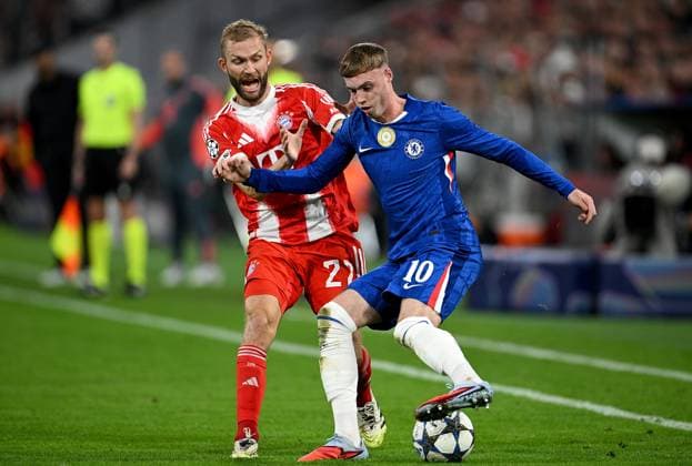 FUSSBALL CHAMPIONS LEAGUE SAISON 2025 2026 Vorrunde 1. Spieltag 17.09.2025 FC Bayern Muenchen - FC Chelsea London Konrad Laimer (li, FC Bayern Muenchen) gegen Cole Palmer (re, FC Chelsea)