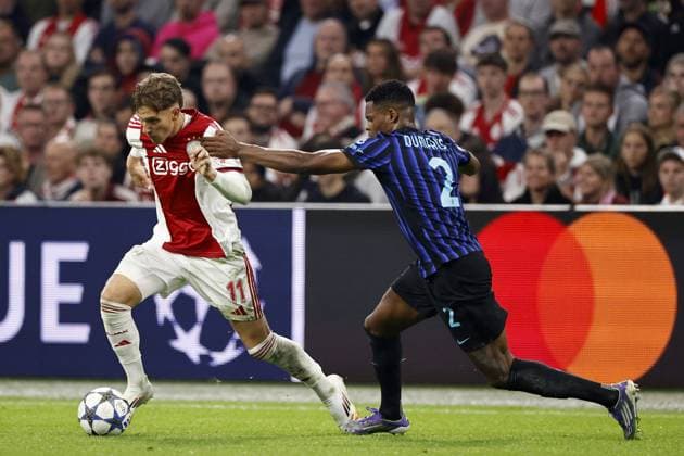 AMSTERDAM - (l-r) Mika Godts of Ajax, Denzel Dumfries of FC Internazionale Milano during the UEFA Champions League match between AFC Ajax and FC Internazionale Milano at the Johan Cruijff ArenA on September 17, 2025 in Amsterdam, Netherlands. ANP Hollandse Hoogte Maurice van Steen UEFA Champions League 2025 26 xVIxANPxSportx xMauricexvanxSteenxIVx 536662904 originalFilename: 536662904.jpg