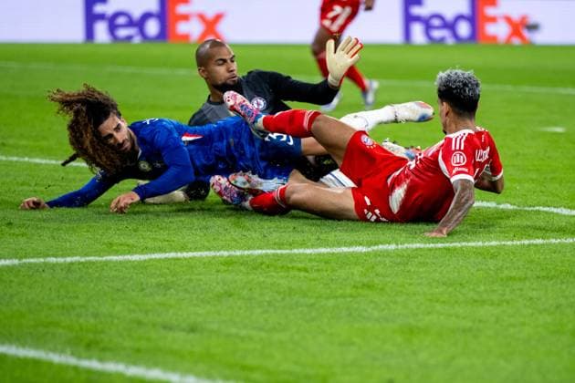 Luis Diaz (FC Bayern Muenchen, 14) im Zweikampf mit Marc Cucurella (FC Chelsea, 03), Robert Sanchez (FC Chelsea, 01), GER, FC Bayern Muenchen vs FC Chelsea FC, Fussball, UEFA Champions League, Ligaphase, 1. Spieltag, Saison 2025 2026, 17.09.2025 GER, FC Bayern Muenchen vs FC Chelsea FC, Fussball, UEFA Champions League, Ligaphase, 1. Spieltag, Spielzeit 2025 2026, 17.09.2025 Muenchen Copyright: xEibner-Pressefoto Memmlerx EP_MMR