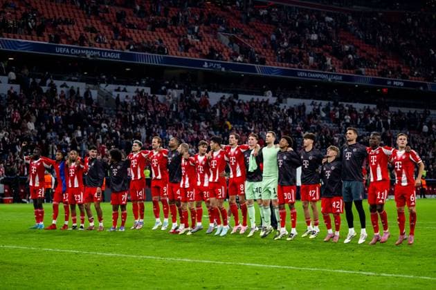 Dayot Upamecano (FC Bayern Muenchen, 02), Michael Olise (FC Bayern Muenchen, 17), Sacha Boey (FC Bayern Muenchen, 23), Aleksandar Pavlovic (FC Bayern Muenchen, 45), Serge Gnabry (FC Bayern Muenchen, 07), Luis Diaz (FC Bayern Muenchen, 14), Harry Kane (FC Bayern Muenchen, 09), Jonathan Tah (FC Bayern Muenchen, 04), Konrad Laimer (FC Bayern Muenchen, 27), Tom Bischof (FC Bayern Muenchen, 20), Min-Jae Kim (FC Bayern Muenchen, 03), Leon Goretzka (FC Bayern Muenchen, 08), Jonas Urbig (FC Bayern Muenchen, 40), Manuel Neuer (FC Bayern Muenchen, 01), Lennart Karl (FC Bayern Muenchen, 42), Sven Ulreich (FC Bayern Muenchen, 26) Nicolas Jackson (FC Bayern Muenchen, 11), Joshua Kimmich (FC Bayern Muenchen, 06) jubeln ueber den Sieg und bedanken sich bei den Fans, GER, FC Bayern Muenchen vs FC Chelsea FC, Fussball, UEFA Champions League, Ligaphase, 1. Spieltag, Saison 2025 2026, 17.09.2025 GER, FC Bayern Muenchen vs FC Chelsea FC, Fussball, UEFA Champions League, Ligaphase, 1. Spieltag, Spielzeit 2025 2026, 17.09.2025 Muenchen Copyright: xEibner-Pressefoto Memmlerx EP_MMR
