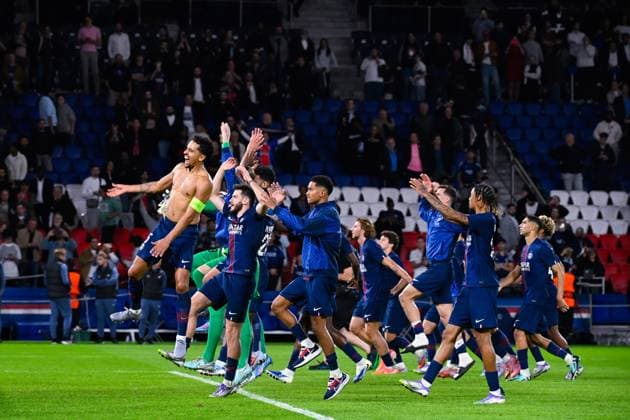 FOOTBALL : PSG vs Atalanta - Ligue des Champions - 17 09 2025 PSG players celebrate their side s victory with fans after the UEFA Champions League match between Paris Saint Germain and Atalanta BC at Parc Des Princes on September 17 , 2025 in Paris, France. ( Photo by Federico Pestellini PsnewZ ) - ParisFrance  Copyright: xFedericoxPestellinix
