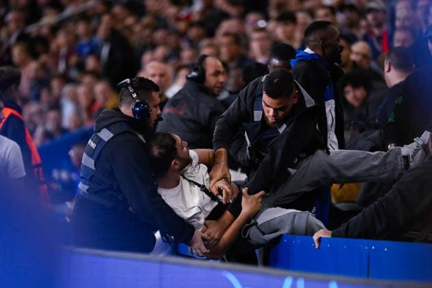 FOOTBALL : PSG vs Atalanta - Ligue des Champions - 17 09 2025 A security guard removes a person from the stands during the UEFA Champions League match between Paris Saint Germain and Atalanta BC at Parc Des Princes on September 17 , 2025 in Paris, France. ( Photo by Federico Pestellini PsnewZ ) - ParisFrance  Copyright: xFedericoxPestellinix