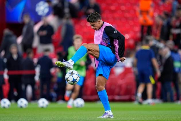 September 17, 2025, Liverpool, Liverpool, England: Giuliano Simeone of Atletico de Madrid warms up during the UEFA Champions League 2025 26 League Phase MD1 match between Liverpool FC and Atletico de Madrid at Anfield on September 17, 2025, in Liverpool, England. Liverpool England - ZUMAa181 20250917_zaa_a181_055 Copyright: xDennisxAgyemanx