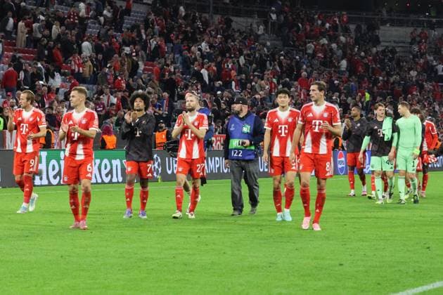 v.l. 9 Harry Kane, 6 Joshua Kimmich, 7 Serge Gnabry, 27 Konrad Laimer und Kollgen (FCB) bedanken sich am Spielende bei den Fans Fussball FC Bayern München - Chelsea FC UEFA Champions League 17.09.2025 Allianz Arena FOTO: Mladen Lackovic LakoPress