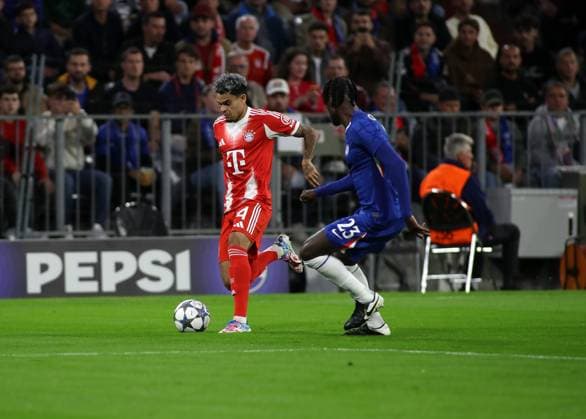 Fussball, Herren, Champions League, Saison 2025 2026, FC Bayern München - FC Chelsea, 1.Spieltag, Allianz Arena Luis Diaz (FC Bayern München) (li.) mit Trevoh Chalobah (FC Chelsea) (re.) im Zweikampf um den Ball, Angriff