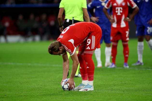 Fussball, Herren, Champions League, Saison 2025 2026, FC Bayern München - FC Chelsea, 1.Spieltag, Allianz Arena Harry Kane (FC Bayern München) legt sich den Ball für einen Strafstoss, Elfmeter zurecht, hier vor dem 2:0