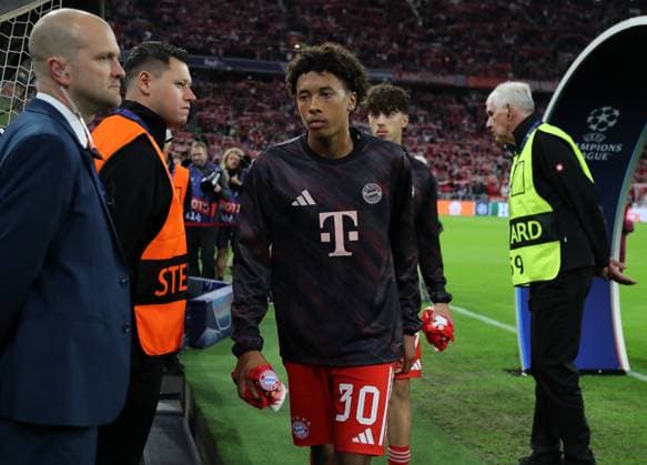 Fussball, Herren, Champions League, Saison 2025 2026, FC Bayern München - FC Chelsea, 1.Spieltag, Allianz Arena Cassiano Kiala (FC Bayern München) auf dem Weg zur Auswechselbank