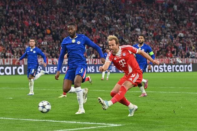 Torchance Harry KANE (Bayern Muenchen), Aktion,Zweikampf gegen Tosin ADARABIOYO (Chelsea FC).Strafraumszene. Fussball Champions League,Saison 2025 26 ,1.Spieltag. FC Bayern Muenchen - FC Chelsea 3-1 am 17.09.2025 A L L I A N Z A R E N A