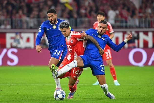 Luis DIAZ (Bayern Muenchen), Aktion,Zweikampf gegen Malo GUSTO (Chelsea FC,re) und Reece JAMES (Chelsea FC). Fussball Champions League,Saison 2025 26 ,1.Spieltag. FC Bayern Muenchen - FC Chelsea 3-1 am 17.09.2025 A L L I A N Z A R E N A