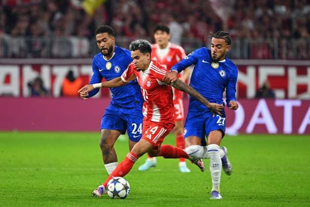 Luis DIAZ (Bayern Muenchen), Aktion,Zweikampf gegen Malo GUSTO (Chelsea FC,re) und Reece JAMES (Chelsea FC)- Fussball Champions League,Saison 2025 26 ,1.Spieltag. FC Bayern Muenchen - FC Chelsea 3-1 am 17.09.2025 A L L I A N Z A R E N A